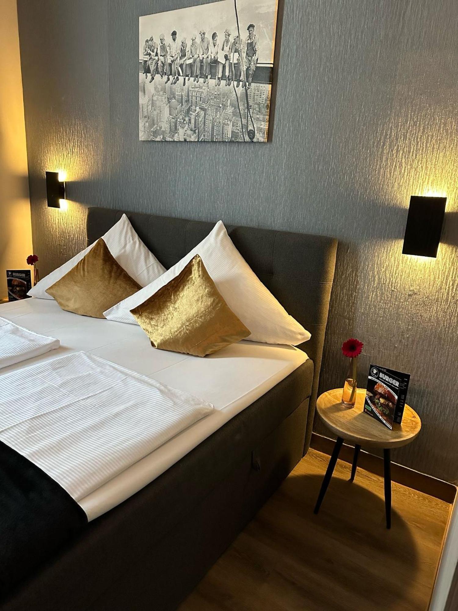 Hotel Restaurant Zum Loewen Duisburg Bagian luar foto